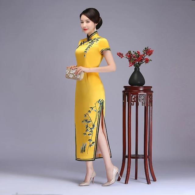 高級(jí)定制黃色水草繡花旗袍體現(xiàn)中國(guó)女人品味